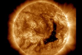 Enorme buraco escuro se abriu na superfície do Sol e está liberando correntes de radiação mais fortes, conhecidas como ventos solares, atingindo diretamente a Terra.Foto: SDO/Nasa<!-- NICAID(15618554) -->
