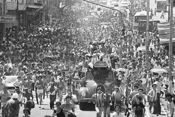 Chegada do Grêmio a Porto Alegre após a conquista do campeonato Mundial de Interclubes no Japão -1983#ENVELOPE:016735 Fotógrafo: Paulo Dias<!-- NICAID(1463712) -->